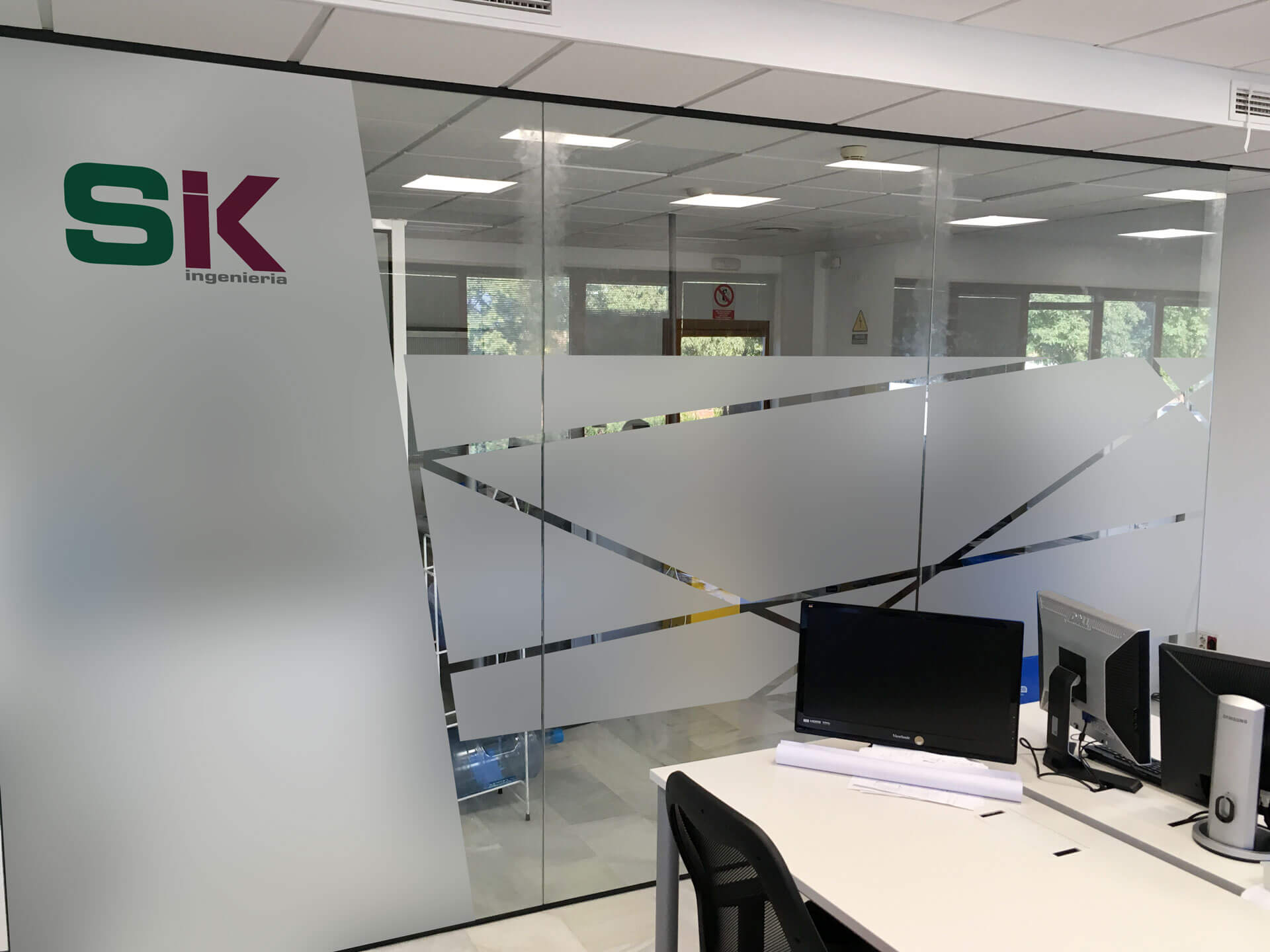 Vinilo en cristaleras para Sik Ingeniería